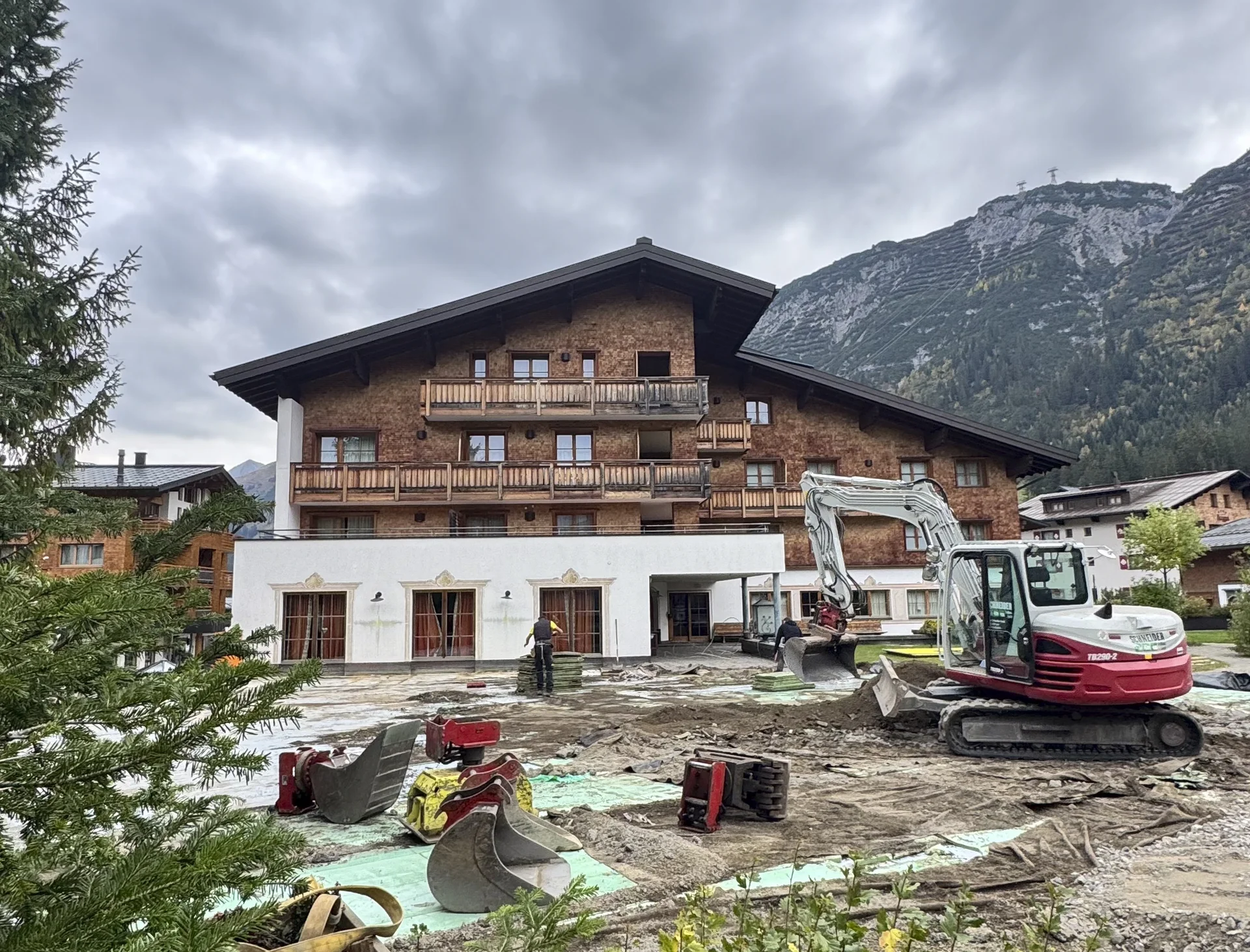 Lech-Zürs im September Umbau Hotel Aurora