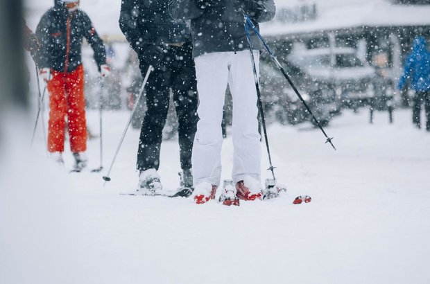 Skifahrer im Schneetreiben