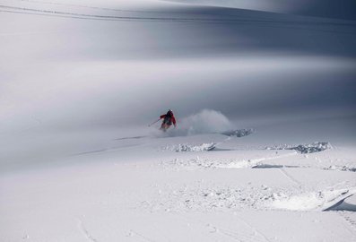 Skifahrer im Tiefschnee