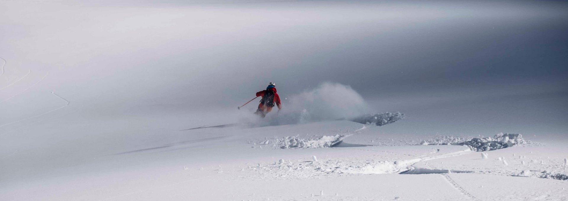 Skifahrer im Tiefschnee