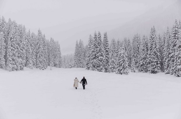 Zwei Personen gehen im Schnee