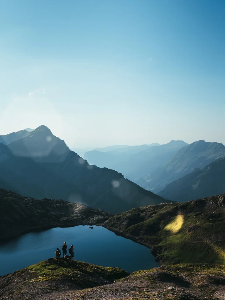 Hotel Aurora: der perfekte Ausgangspunkt für einen Fischerausflug am Lechbach Wanderer am Bergsee mit Blick auf Berge und klaren blauen Himmel