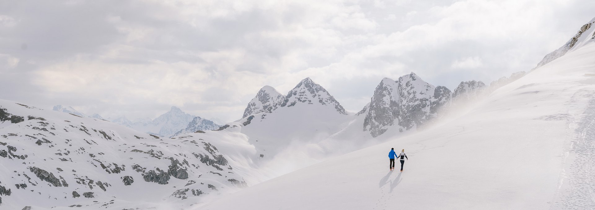Winterwandern in Lech Mann und Frau machen eine Winterwanderung mit traumhaften Bergpanorama.