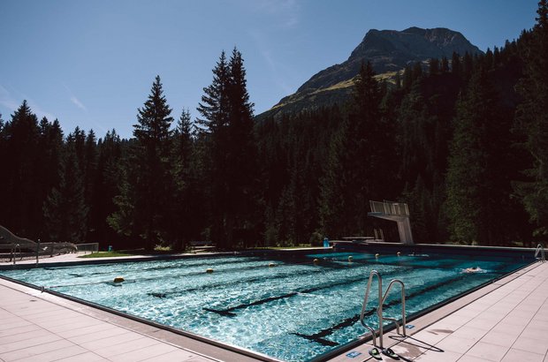 Waldbad Lech Waldschwimmbad in Lech mit Bergausblick.
