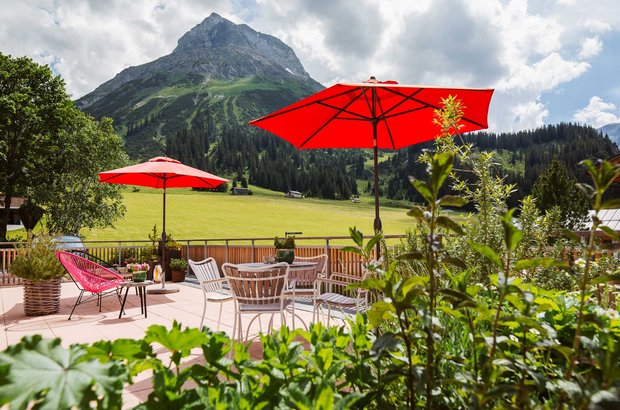 Terrasse vom haus Braunarl mit Sitzmöglichkeiten und Sonnenschirmen - wunderschöner Blick auf das Omeshorn..