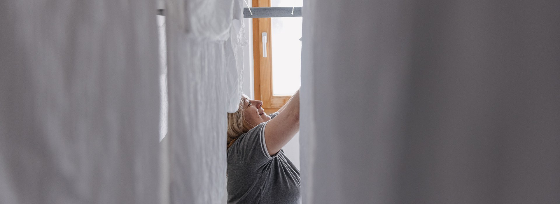 Housekeeping hängt gerade die frisch gewaschte Wäsche auf. 