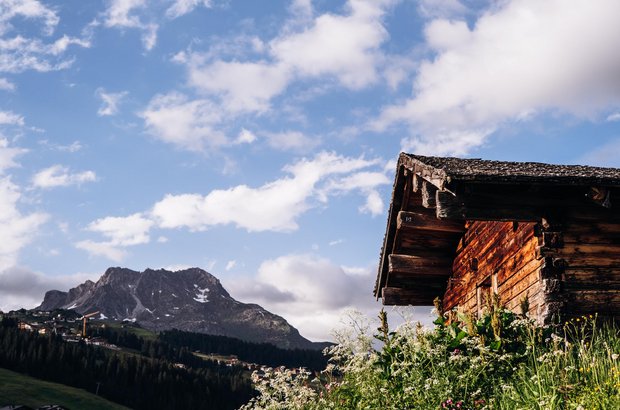Lech im Sommer Urige Hütte mit Ausblick auf die Bergwelt.