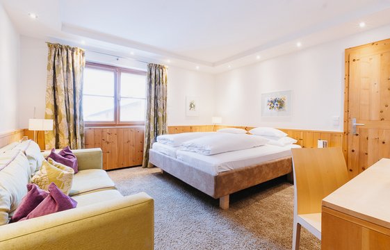 Hotelzimmer mit Doppelbett
