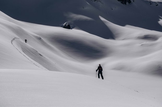 Skitourengeher in verschneiter Landschaft