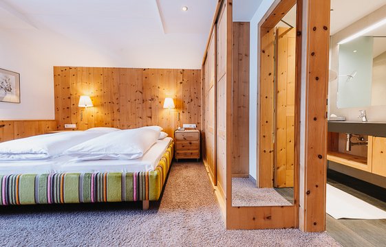 Hotelzimmer mit Doppelbett