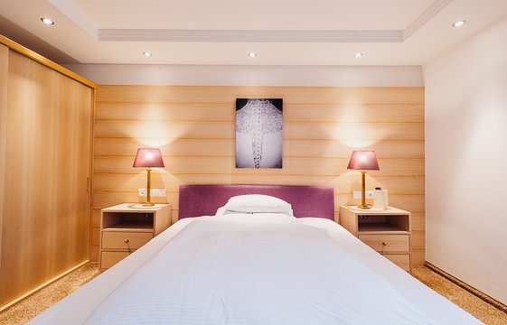 Hotelzimmer mit Holzvertäfelung