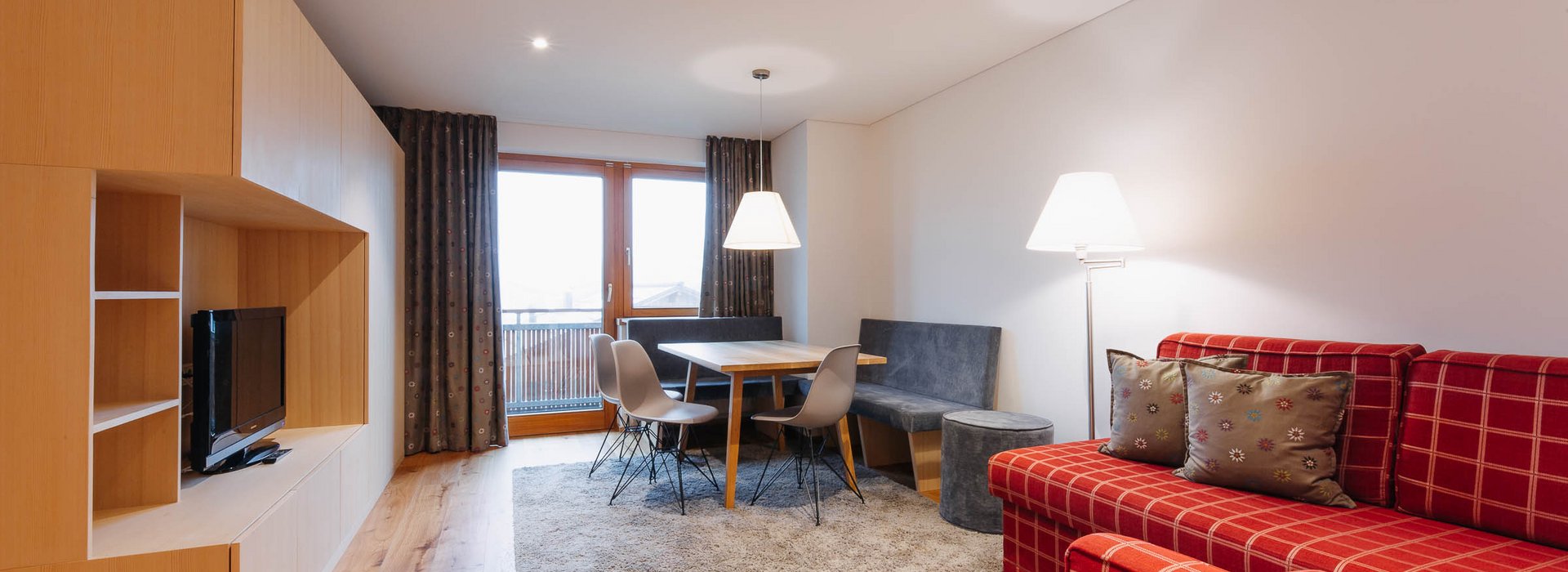 Offener Wohn- und Essbereich einer Ferienwohnung im Haus Braunarl. 