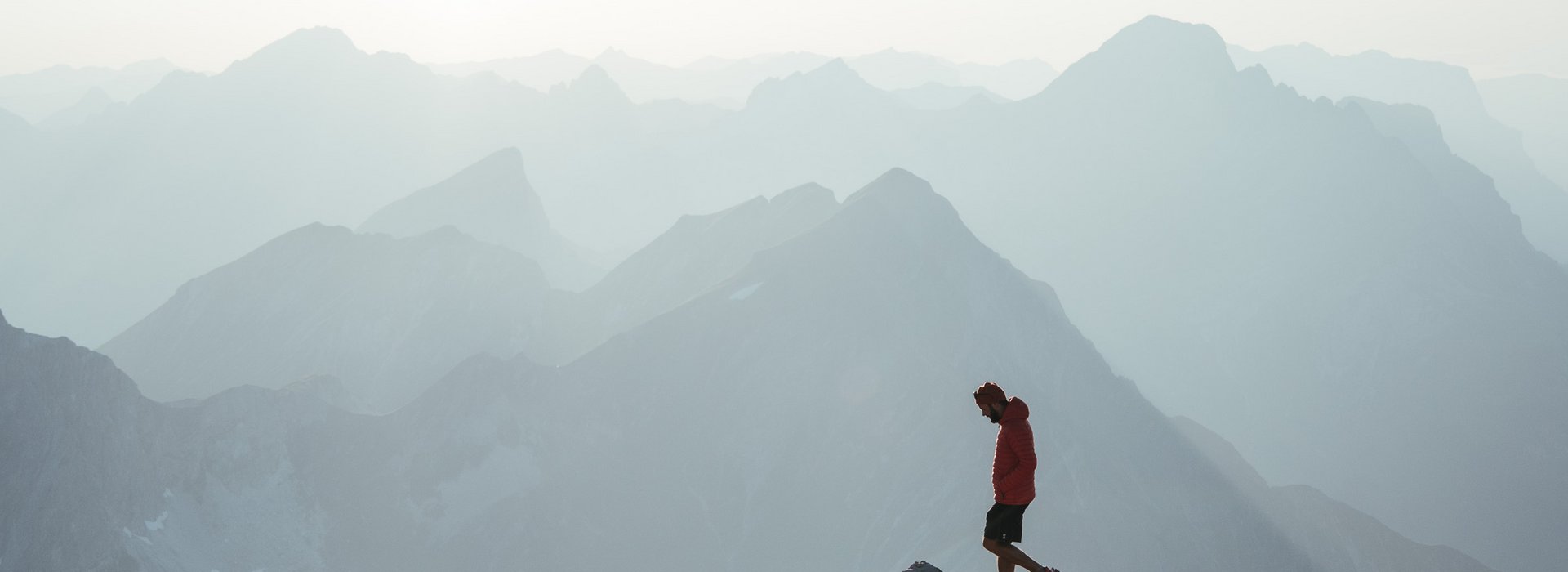 Wanderer vor Gipfelpanorama