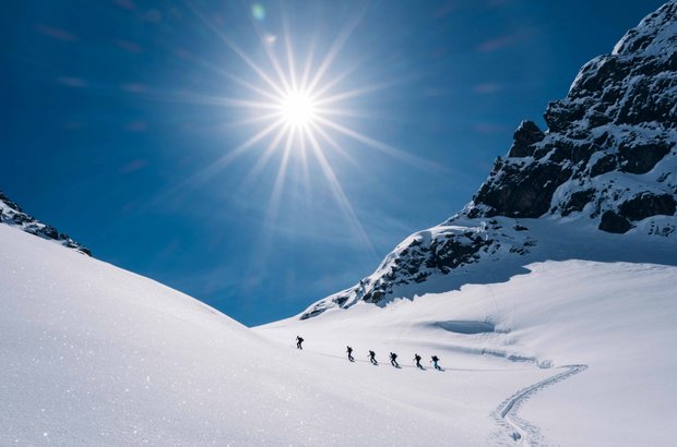 Gruppe von Skitourengehern am Berg
