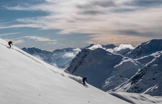 Zwei Personen fahren Ski im verschneiten Gelände