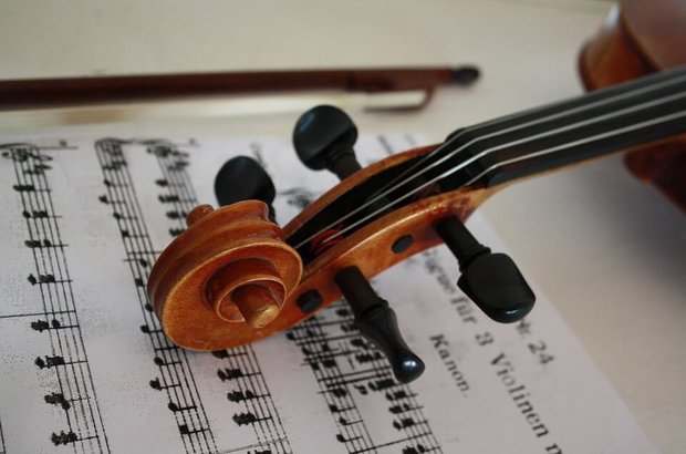 Noten und eine Violine
