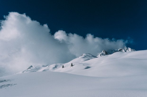 Ausblick auf die unberührte schneebedeckte Landschaft. 