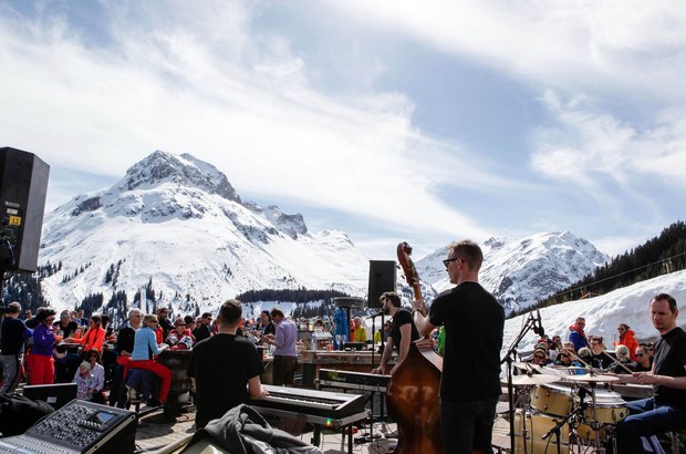 Live-Musik vor Gipfelpanorama