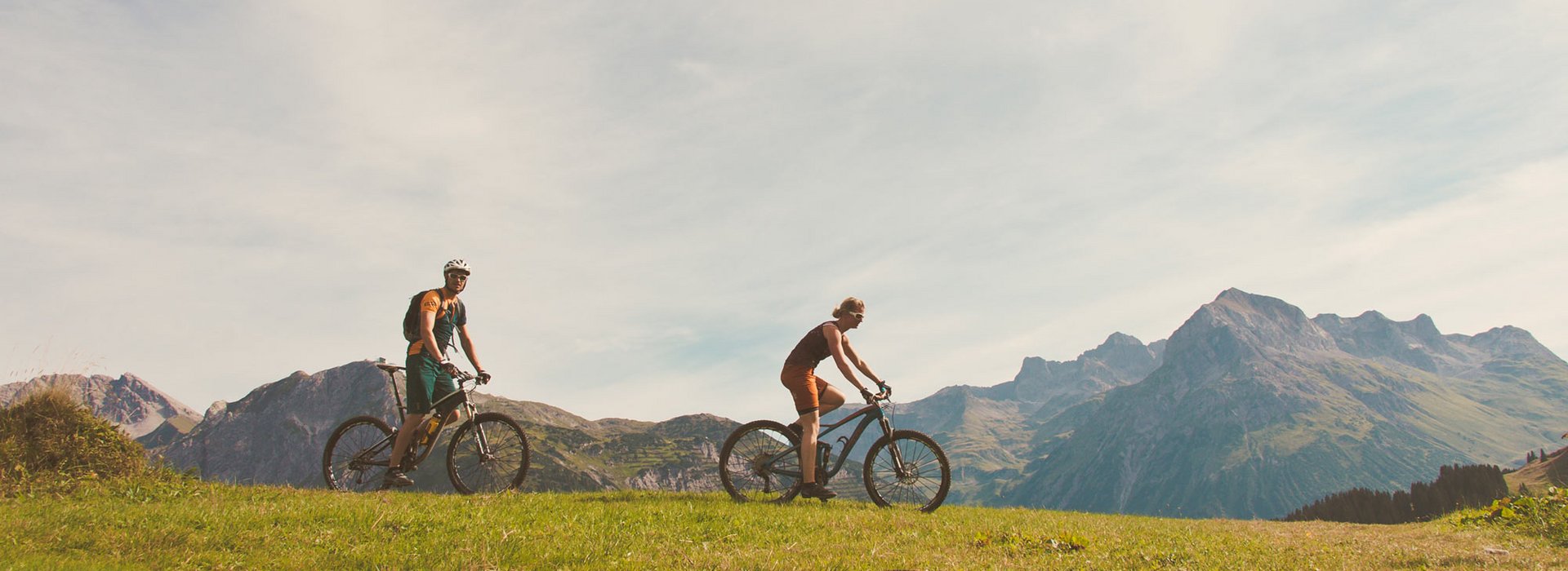 Mountainbiker vor Bergpanorama