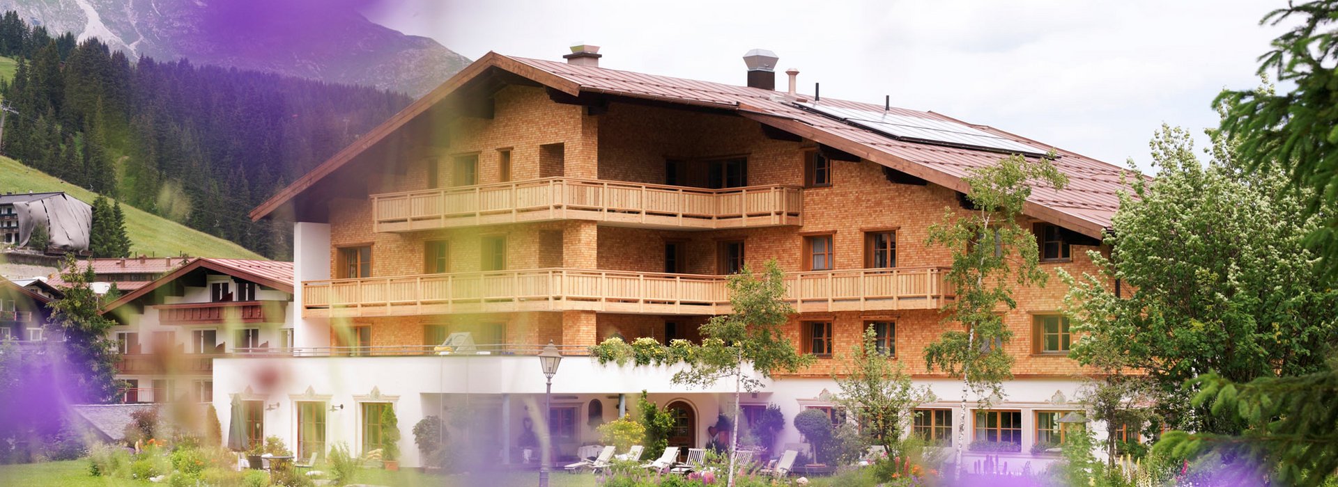 Eine Außenansicht vom Hotel Aurora mit Holzfassade