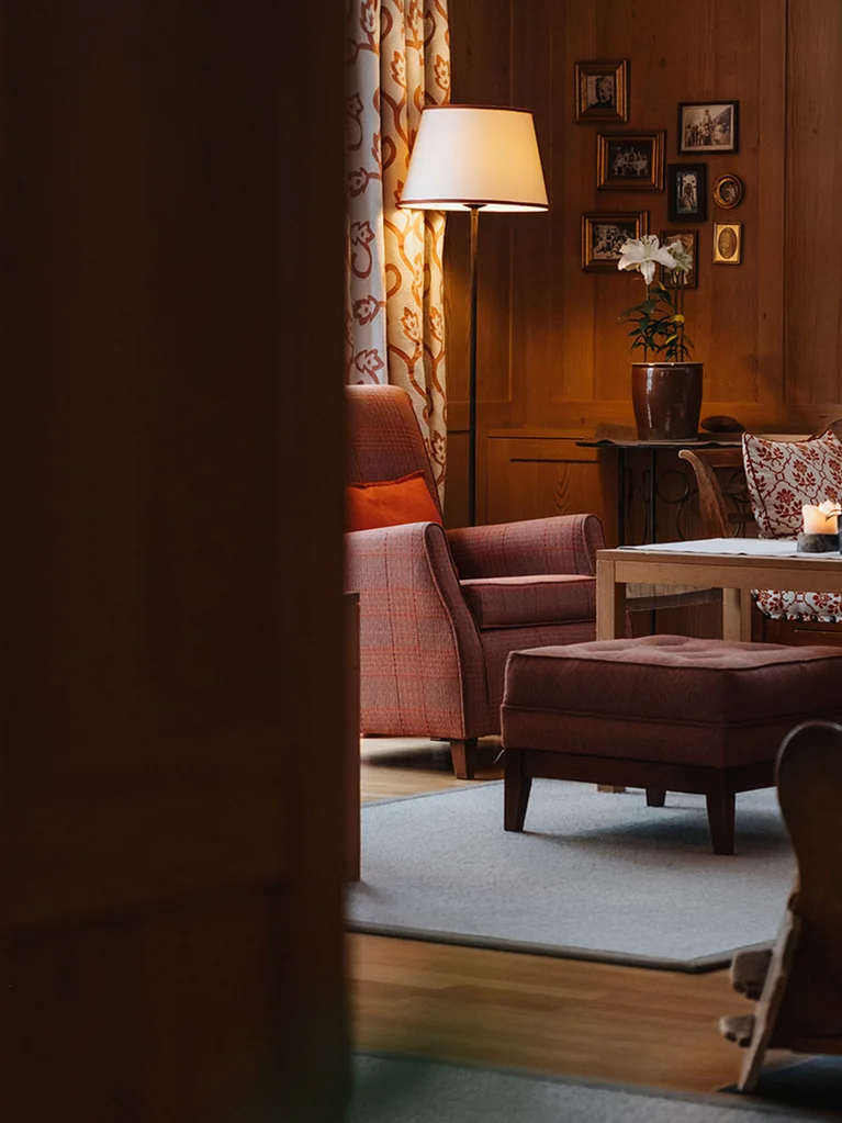 Gemütliches Wohnzimmer mit Holzvertäfelung und warmem Licht