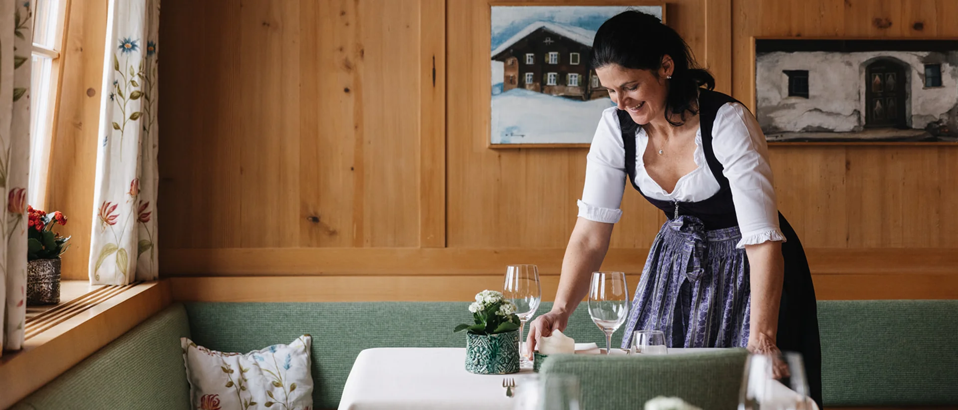 beim Tischdecken im Restaurant