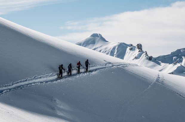 Skitourengeher in einer weißen Winterlandschaft.