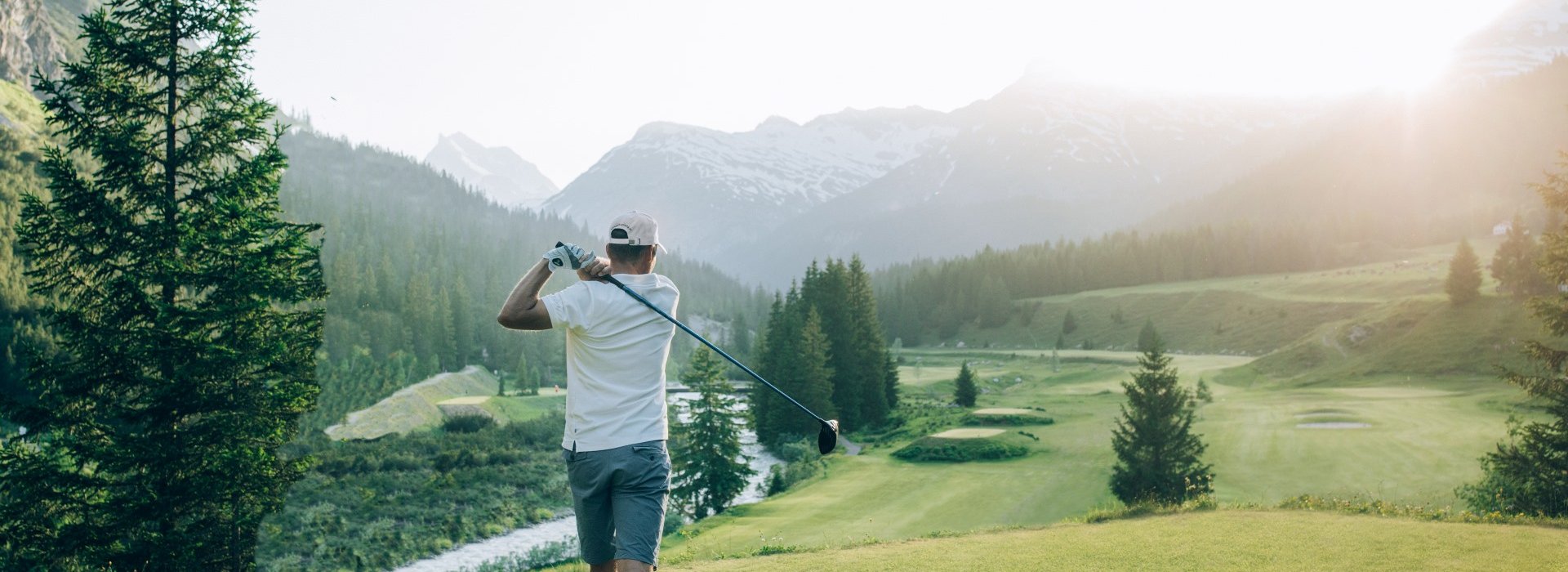 Golfer beim Abschlag in Lech