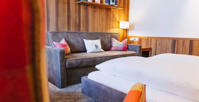 Couch und Bett im Doppelzimmer