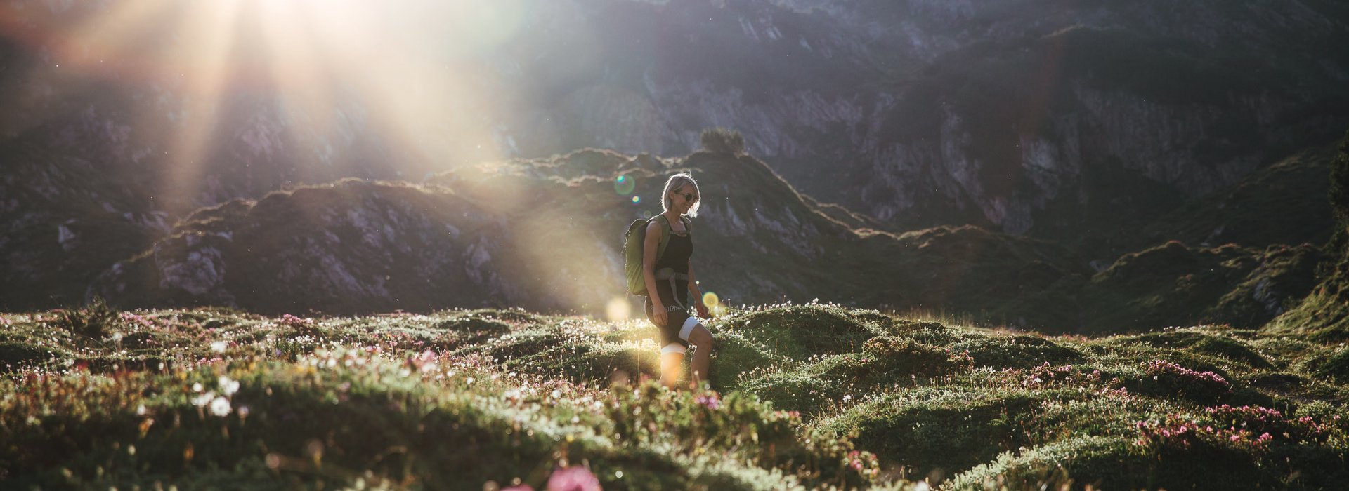 Wanderer auf Bergwiese