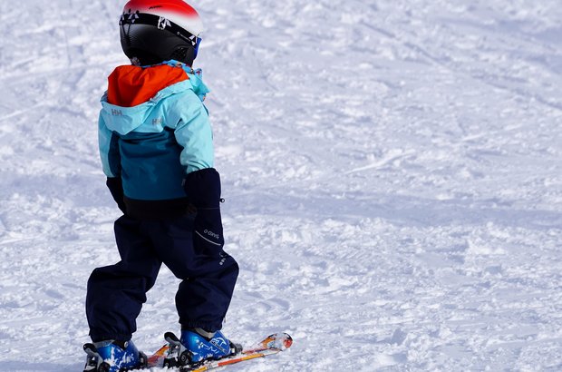 Kleinkind beim Skifahren