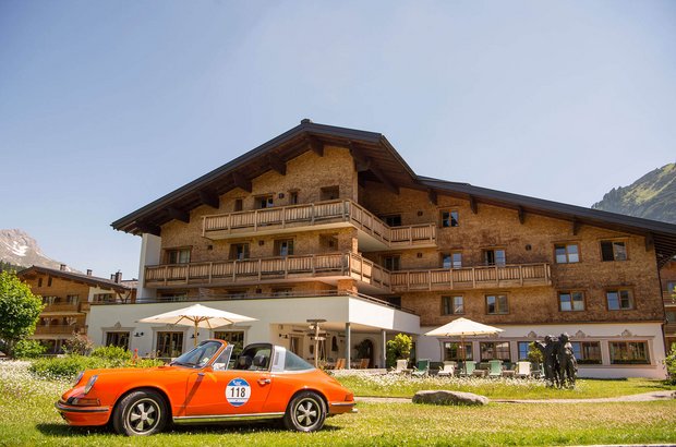 Roter Oldtimer vor dem Aurora Lech