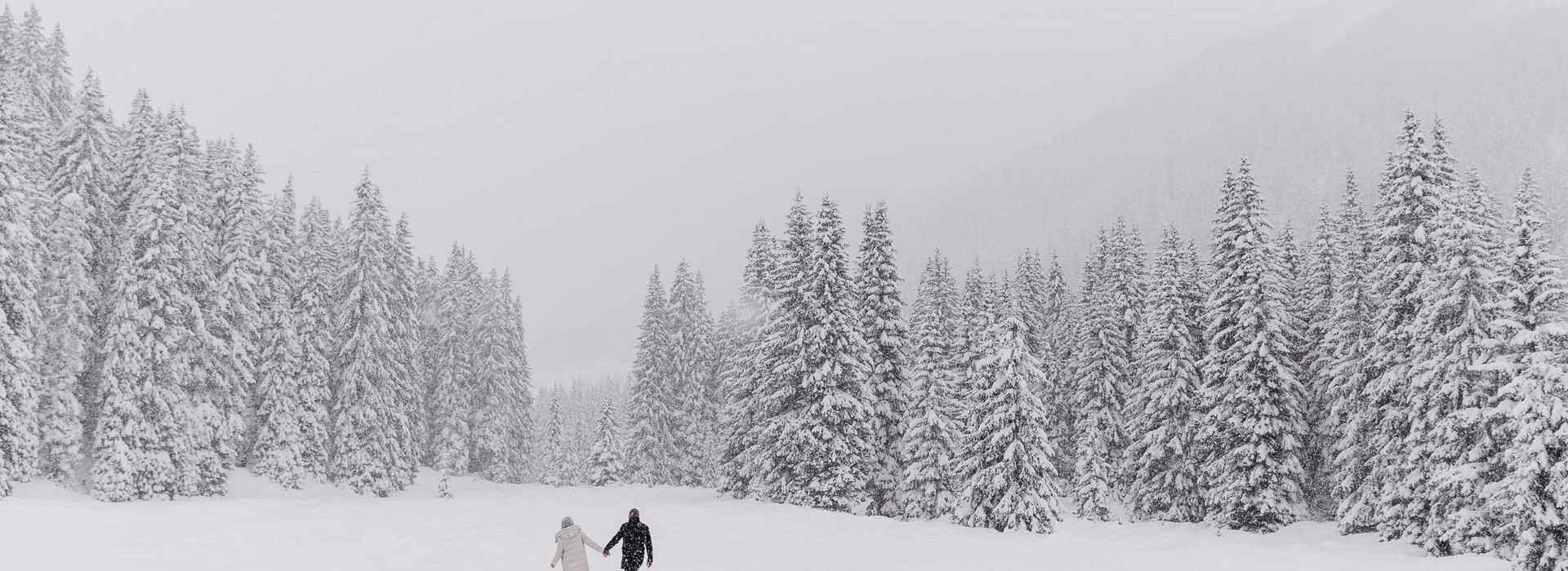 Paar beim Spaziergang in verschneiter Landschaft