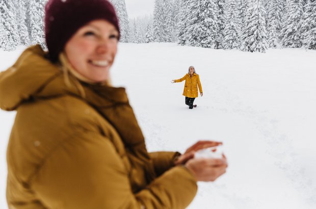 Schneeballschlacht in der Winterlandschaft 