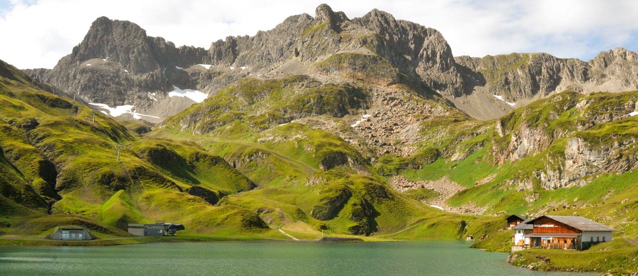 Bergsee vor Gipfelpanorama