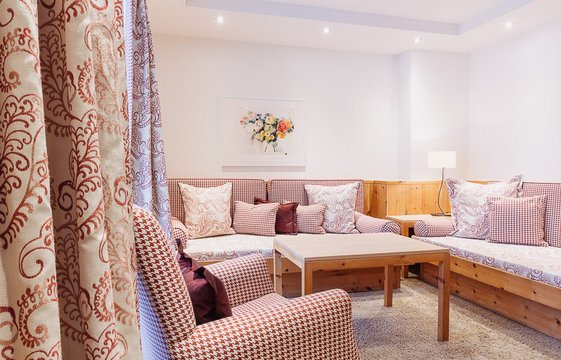 Sitzecke im Hotelzimmer