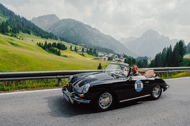 Oldtimer in Lech Zürs mit Bergwelt