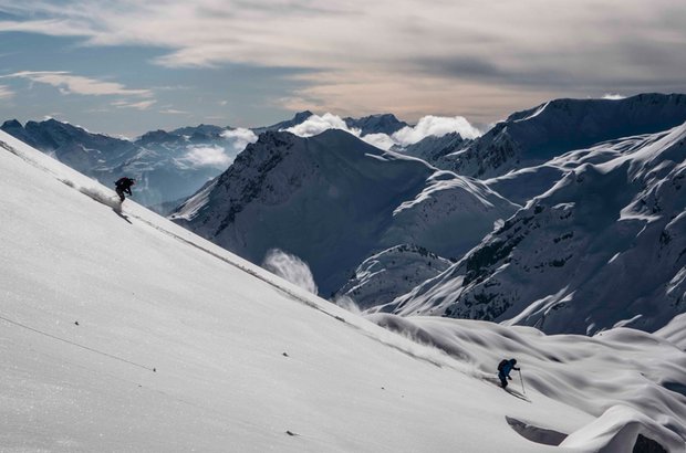 Freeriden am Arlberg Eine Person fährt mit Ski den verschneiten Hang nach unten
