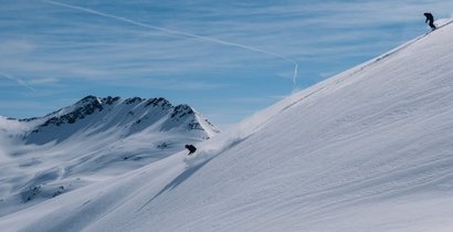 Skifahrer am Berg bei der Abfahrt