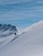 Skifahrer am Berg bei der Abfahrt