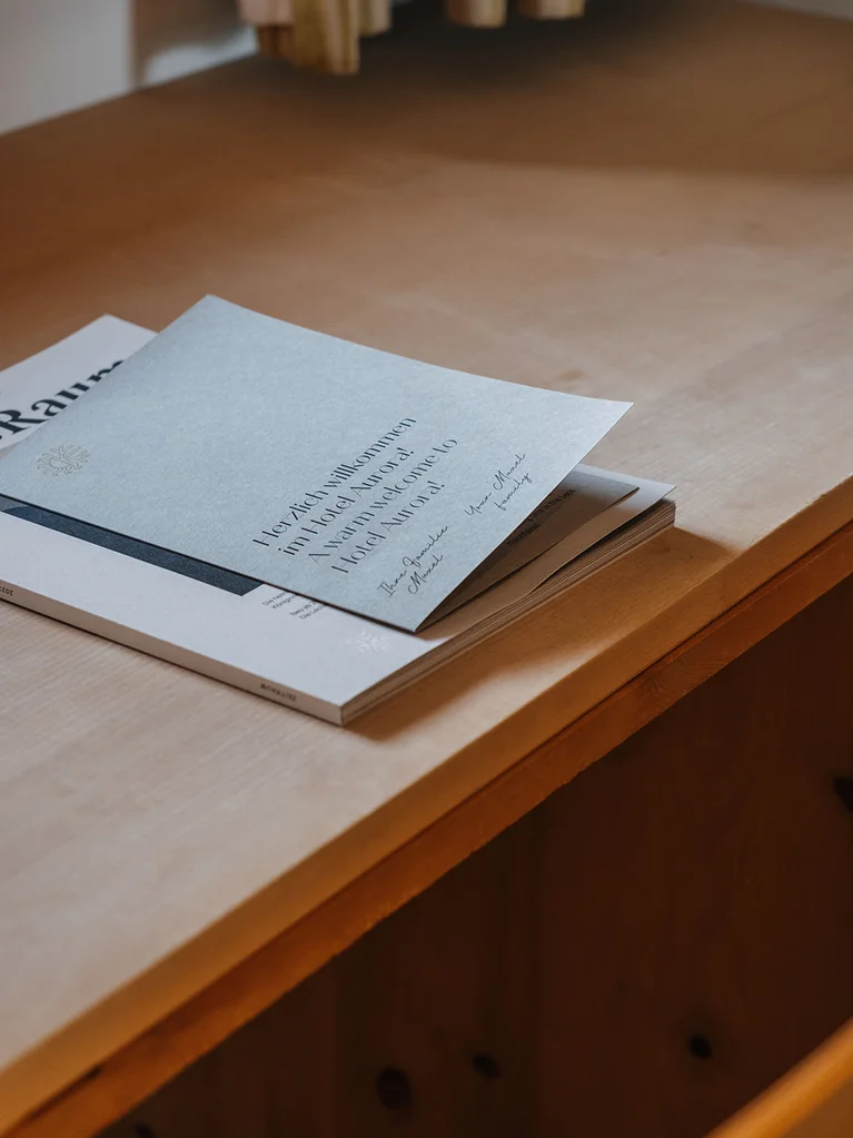 Willkommensschreiben im Hotel Kurorai auf einem Holztisch