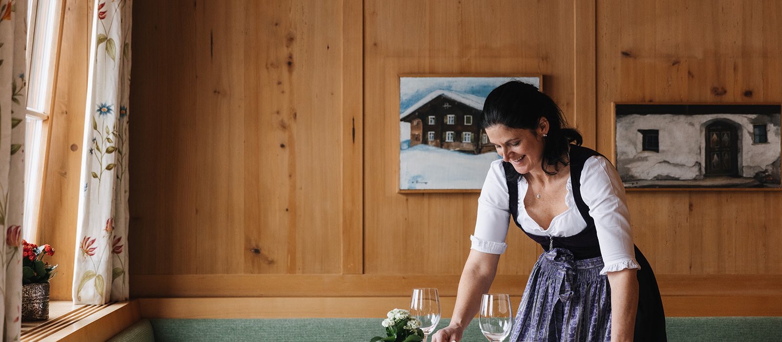 Servicepersonal beim Tischdecken