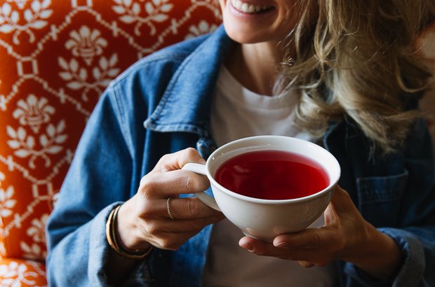 Frau mit großer Teetasse