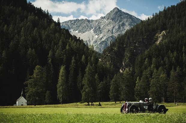 Oldtimer vor Bergpanorama