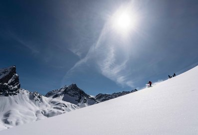 Skiabfahrt bei Wintersonne