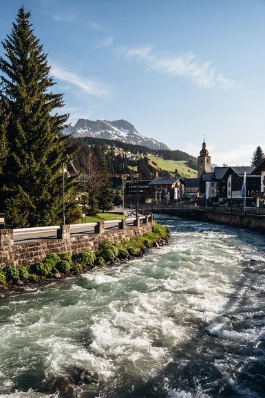 Hotel Aurora: der perfekte Ausgangspunkt für einen Fischerausflug am Lechbach Bergdorf mit Kirche, Wildbach und verschneitem Berg im Hintergrund