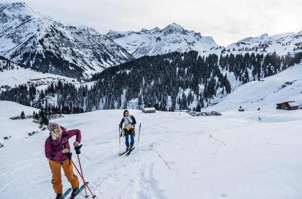 Skitourengeher beim Aufstieg