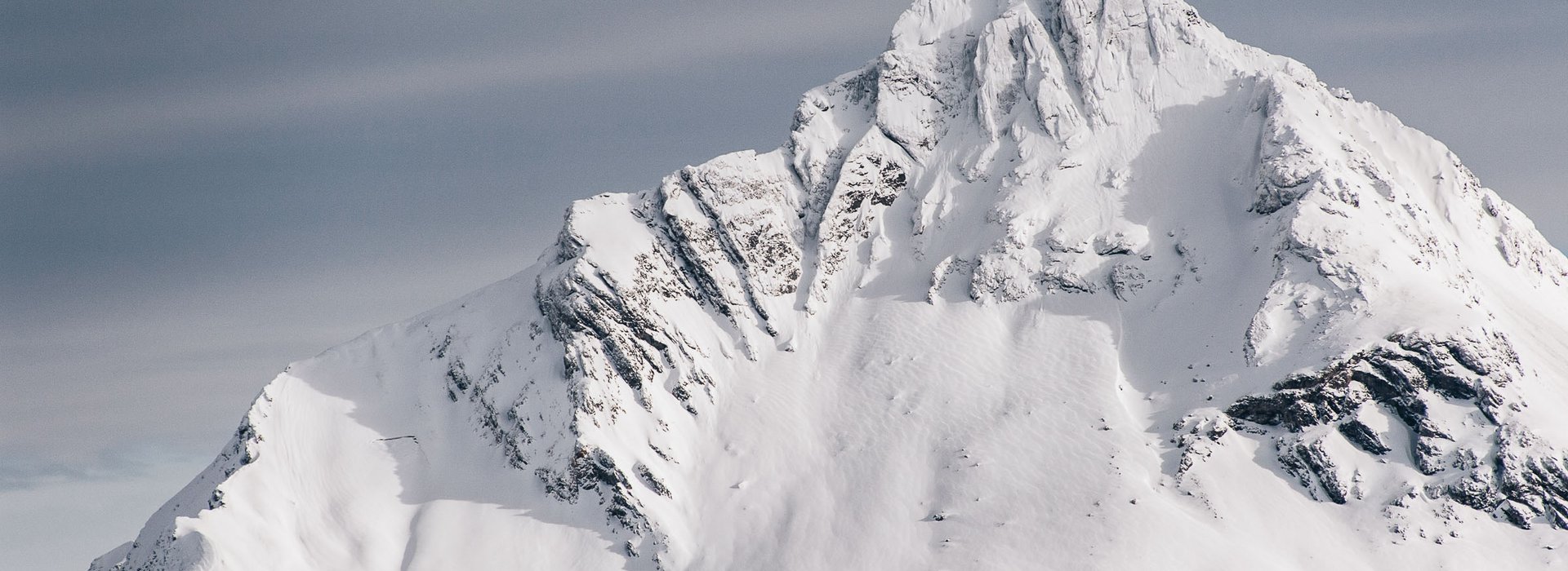 Verschneite Berggipfel am Arlberg