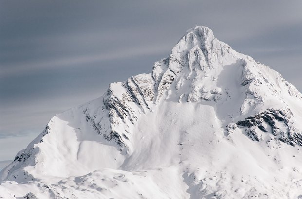 Verschneite Berggipfel am Arlberg