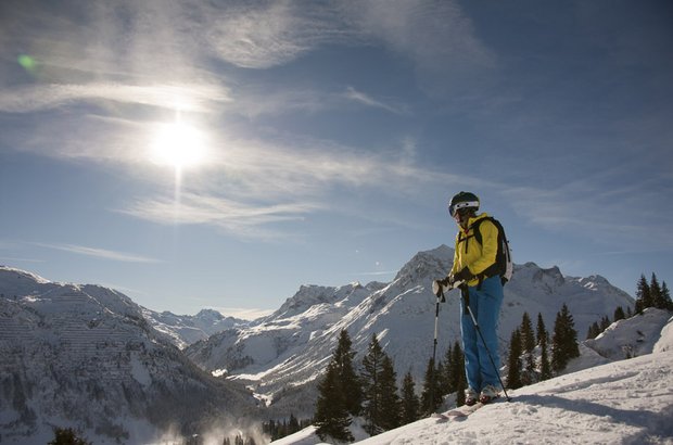 Skifahrer vor Bergpanorama
